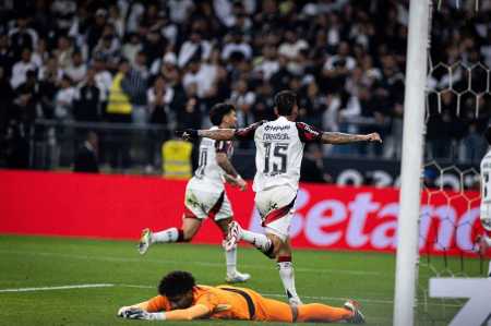 Flamengo venceu o Corinthians de virada neste domingo (28), em Itaquera