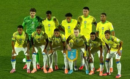Jogadores da Seleção Brasileira perfilados antes de jogo pela Copa do Mundo Sub-20