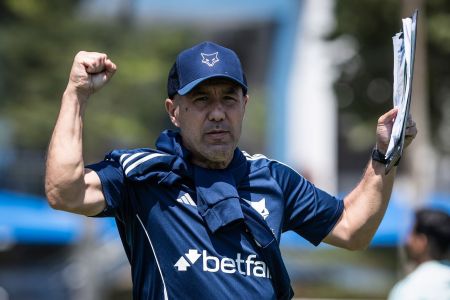 Leonardo Jardim, técnico do Cruzeiro, durante treino na Toca da Raposa II
