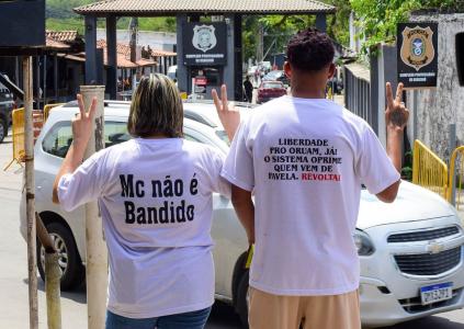 Fãs de Oruam se manifestam em frente à penitenciária de Bangu