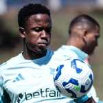Atacante evolui, treina com elenco e pode reforçar Cruzeiro contra Flamengo