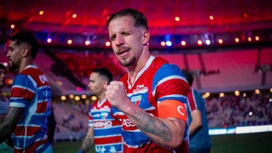 Volante Lucas Sasha celebra vitória do Fortaleza na Arena Castelão, pelo Campeonato Brasileiro