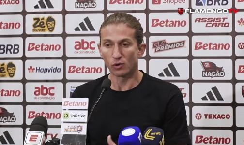 Filipe Luís durante entrevista coletiva pelo Flamengo