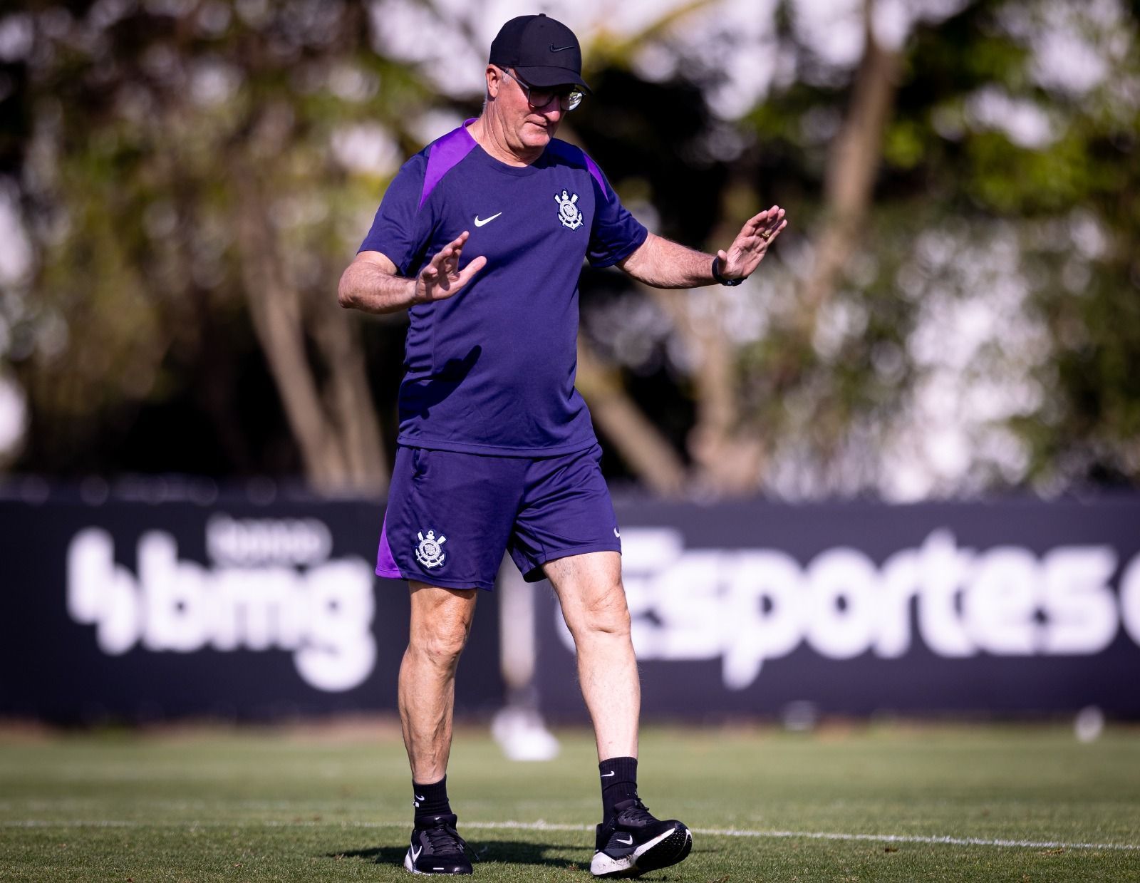 Promessa de 15 anos treina pela primeira vez com profissional do Corinthians