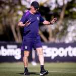 Promessa de 15 anos treina pela primeira vez com profissional do Corinthians