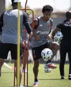 Tchê Tchê pode voltar ao Vasco diante do Palmeiras