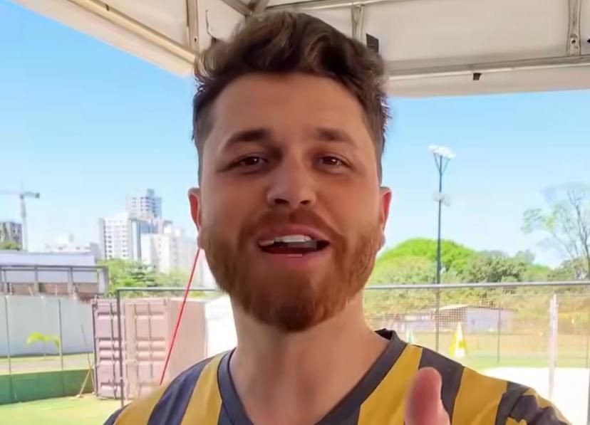 Gustavo Tubarão recebe camisa de time mineiro e brinca: 'Me contratou'