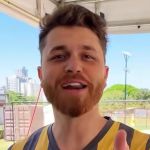 Gustavo Tubarão recebe camisa de time mineiro e brinca: 'Me contratou'