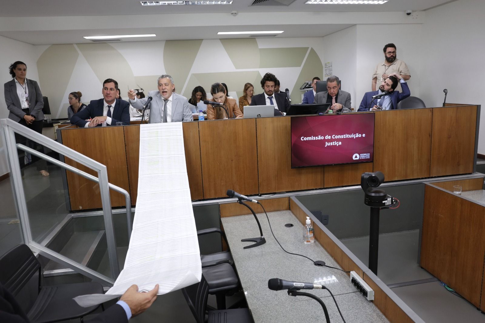 Oposição trava CCJ e critica desconto de 45% em venda de imóveis do estado