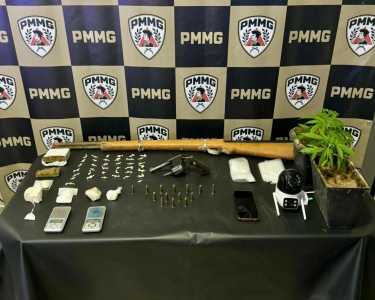 A PM apreendeu drogas, armas, munições, balanças, pés de maconha, embalagens, câmera e celular do suspeito.