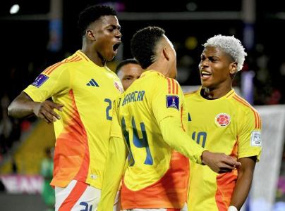 Néiser Villarreal (à esquerda) comemora gol marcado pela Colômbia