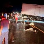 Colisão entre carreta e dois caminhões deixa dois mortos e dois feridos na BR-135, em Joaquim Felício