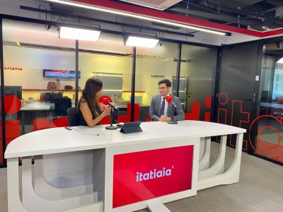 Kim Kataguiri no estúdio da Rádio Itatiaia, em Brasília