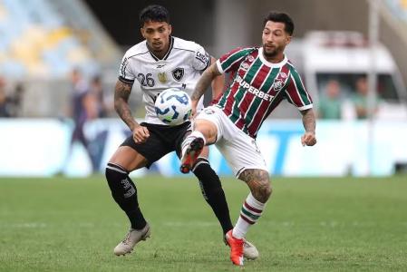 Lucho Acosta foi titular no clássico contra o Botafogo e foi elogiado por Zubeldía