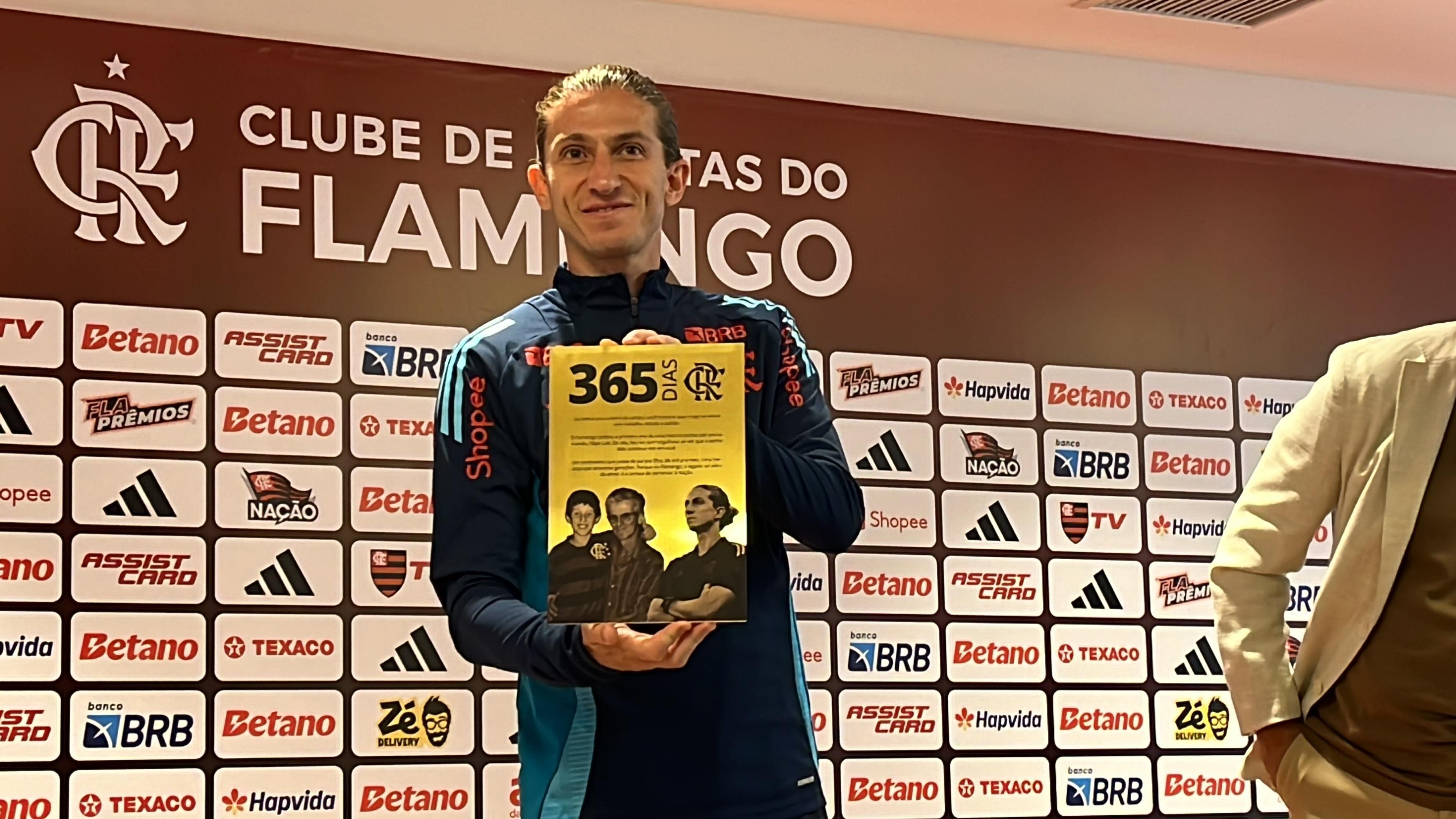 Filipe Luís celebra um ano como técnico do Flamengo: 'Espero ficar por muito tempo'