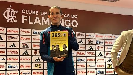 Filipe Luís recebe placa em homenagem pelo um ano no cargo do Flamengo