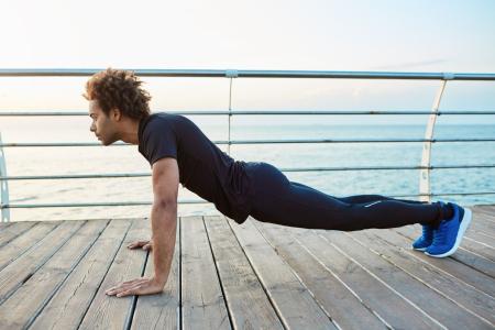 Como fazer flexão de braço de jeitos diferentes para o peitoral