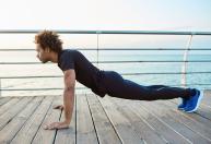 Rotina de força em casa: 8 exercícios fáceis que você pode fazer sem halteres