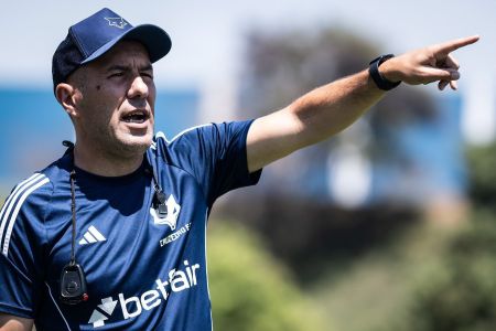 Leonardo Jardim, técnico do Cruzeiro, durante treino na Toca da Raposa II