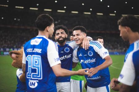 Jogadores do Cruzeiro após vitória sobre o RB Bragantino no Mineirão