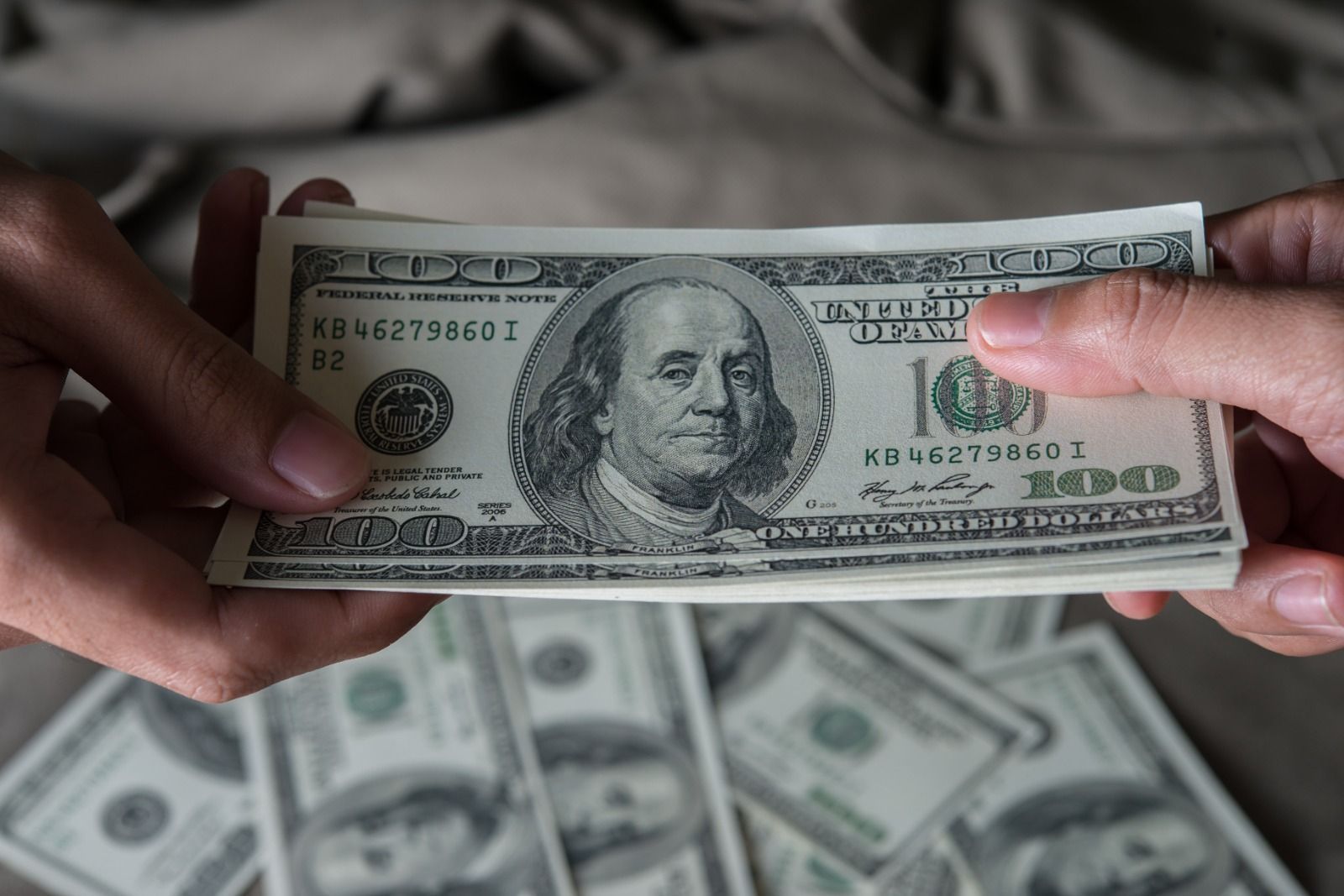 Dólar fecha o dia praticamente estável com risco de apagão no governo dos EUA