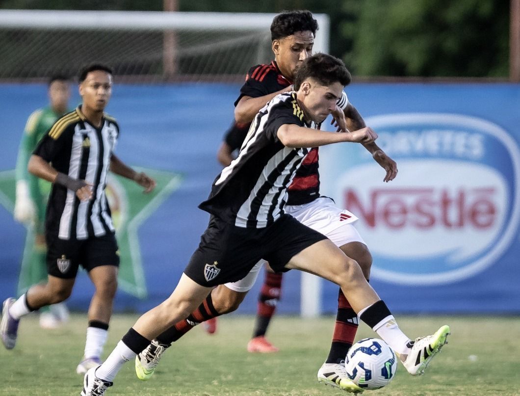 Atlético marca no fim, vence Flamengo com golaços e avança à semi do Brasileiro Sub-17