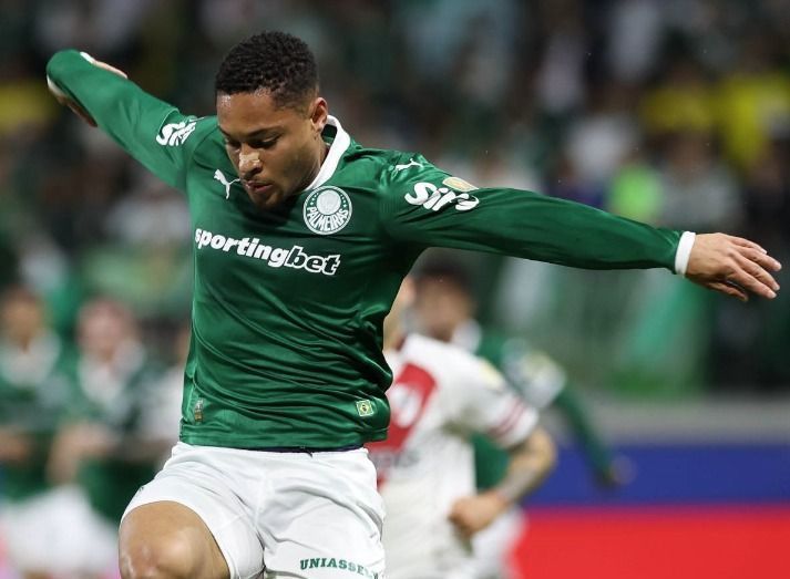 Em grande fase, Vitor Roque comenta 'idolatria' e projeta duelo com o Vasco