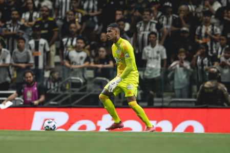 Gabriel Delfim durante duelo entre Atlético e Juventude na Arena MRV