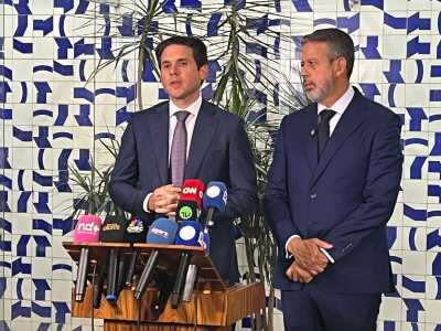 Presidente da Câmara Hugo Motta e o relator do projeto da reforma do IR, o deputado federal Arthur Lira anunciando a aprovação da isenção do IR para quem ganha até 5 mil reais