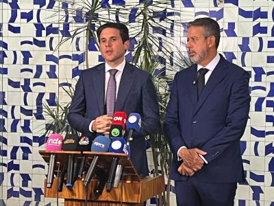 Presidente da Câmara Hugo Motta e o relator do projeto da reforma do IR, o deputado federal Arthur Lira anunciando a aprovação da isenção do IR para quem ganha até 5 mil reais