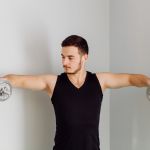 Três exercícios com halteres para ombros definidos e fortes em casa