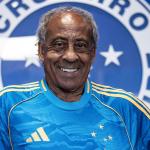 Ídolo do Cruzeiro, Dirceu Lopes visita Toca II e é presenteado