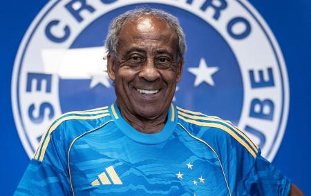O ídolo Dirceu Lopes com a nova camisa III do Cruzeiro