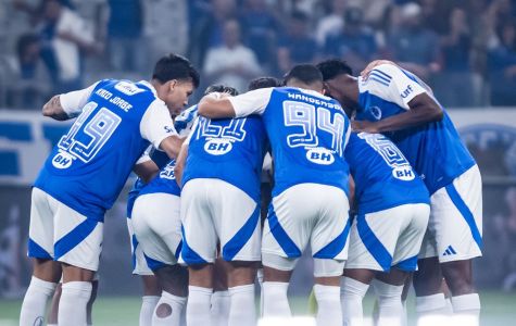Jogadores do Cruzeiro reunidos antes de partida em 2025