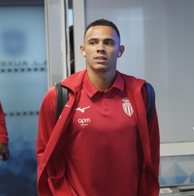 Lateral convocado para a Seleção se machuca e deixa jogo da Champions aos prantos