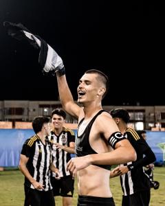 Vitão comemorando vitória do Atlético sobre o Flamengo no Campeonato Brasileiro Sub-17