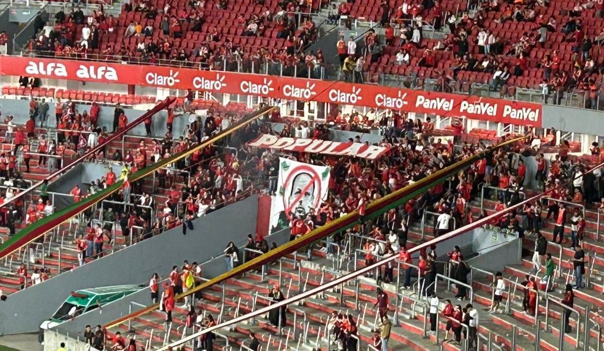 Organizada do Inter protesta contra Alessandro Barcellos antes de jogo com Corinthians