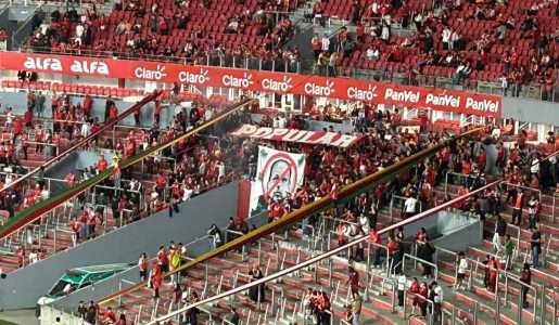 Faixa ao centro da torcida organizada foi erguida antes de Inter x Corinthians