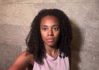 Jennifer, de 28 anos, acusa diretor de concessionária de injúria racial após ser constrangida por usar o cabelo crespo solto no ambiente de trabalho