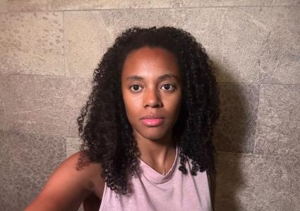 Jennifer, de 28 anos, acusa diretor de concessionária de injúria racial após ser constrangida por usar o cabelo crespo solto no ambiente de trabalho