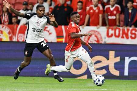 Cacá e Carbonero foram titulares na partida desta quarta-feira (1)