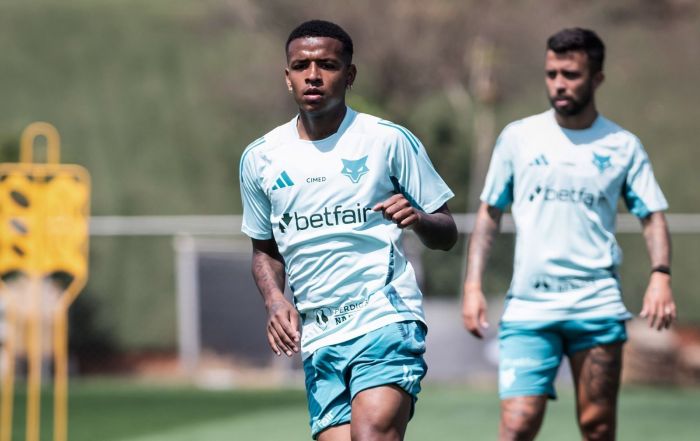 Keny Arroyo durante treino do Cruzeiro na Toca da Raposa II