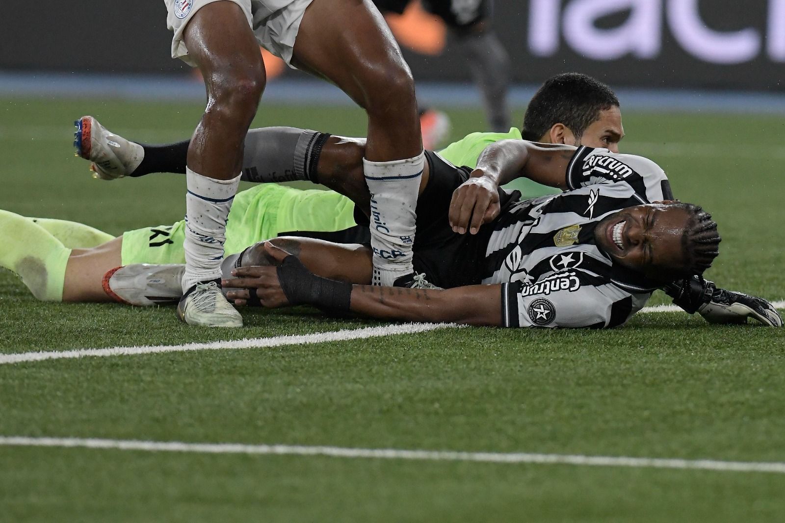 Titular do Botafogo deixa gramado chorando e vira preocupação