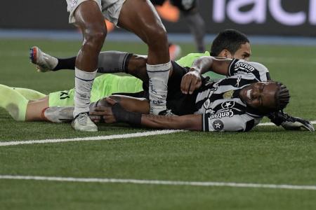 Kaio Pantaleão, do Botafogo, sente dores durante o jogo com o Bahia