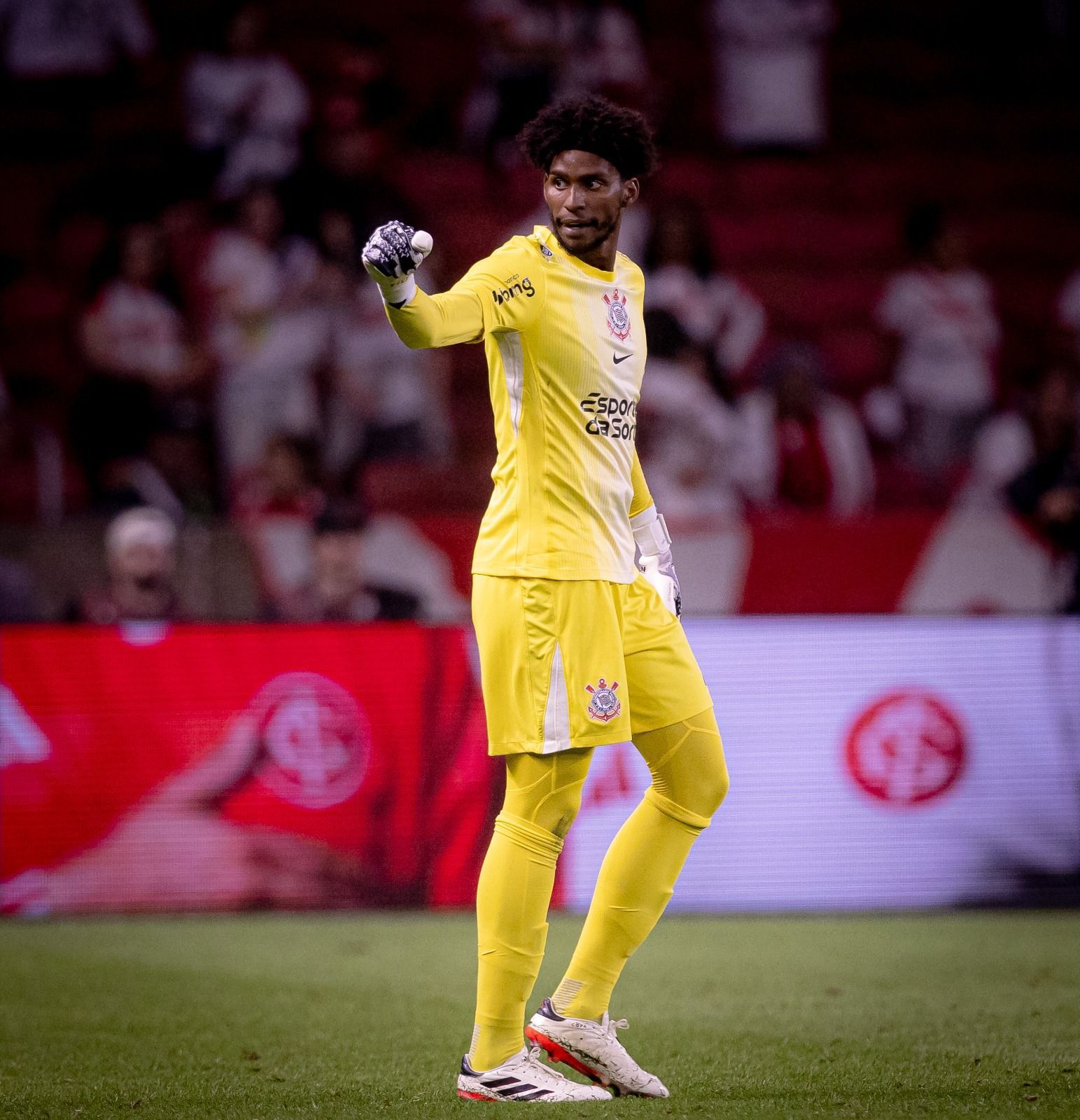 Hugo Souza reage à fala de Ancelotti e diz se será desfalque no Corinthians