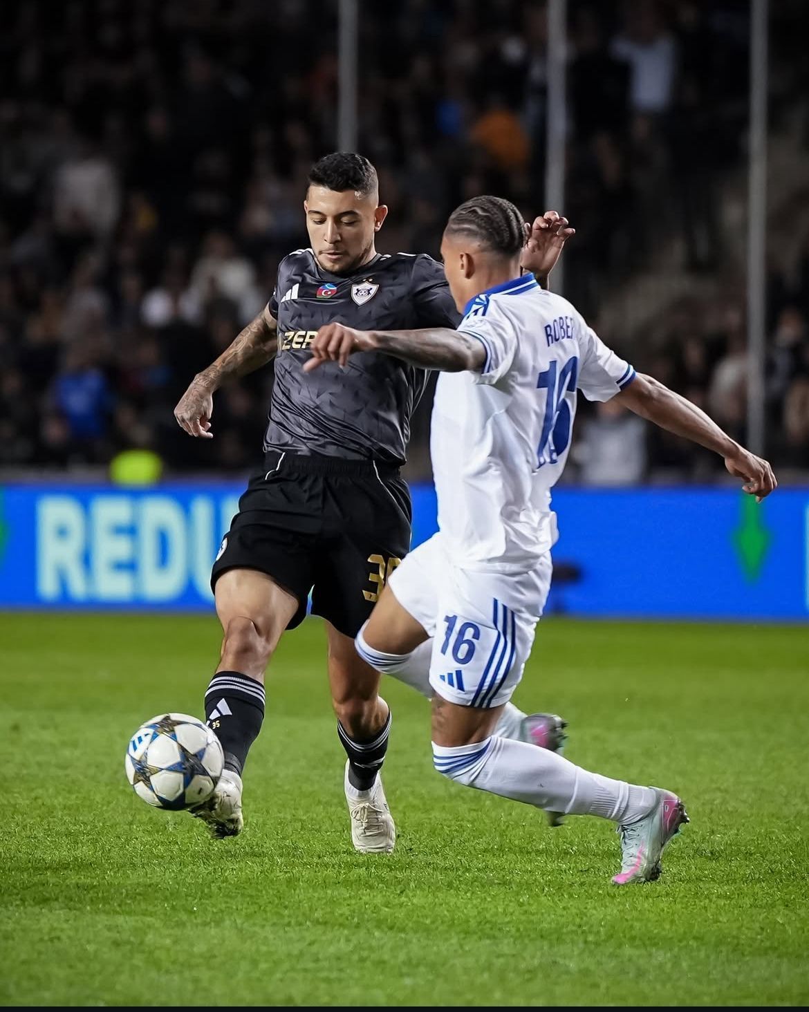 Revelações do Cruzeiro travam duelo especial na Champions League