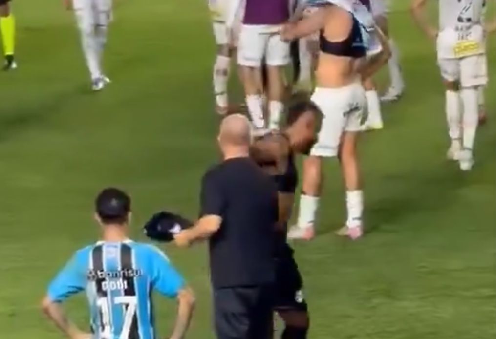 Alex Santana ignora Mano Menezes após empate do Grêmio com o Santos; veja vídeo
