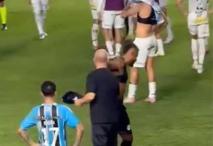Alex Santana se desvencilha de Mano Menezes após empate do Grêmio com o Santos