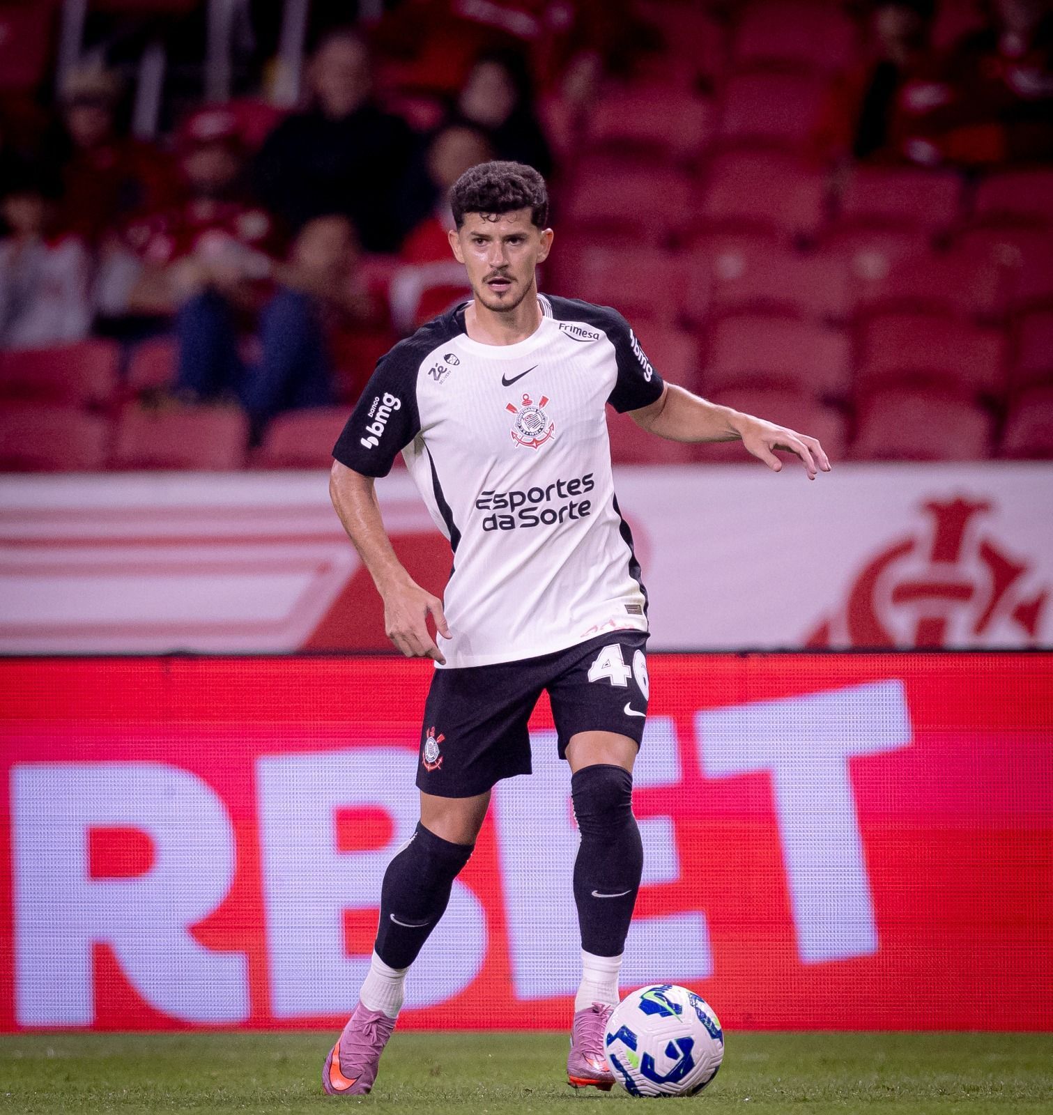 Corinthians: Hugo volta a ser titular depois de cinco meses e corresponde