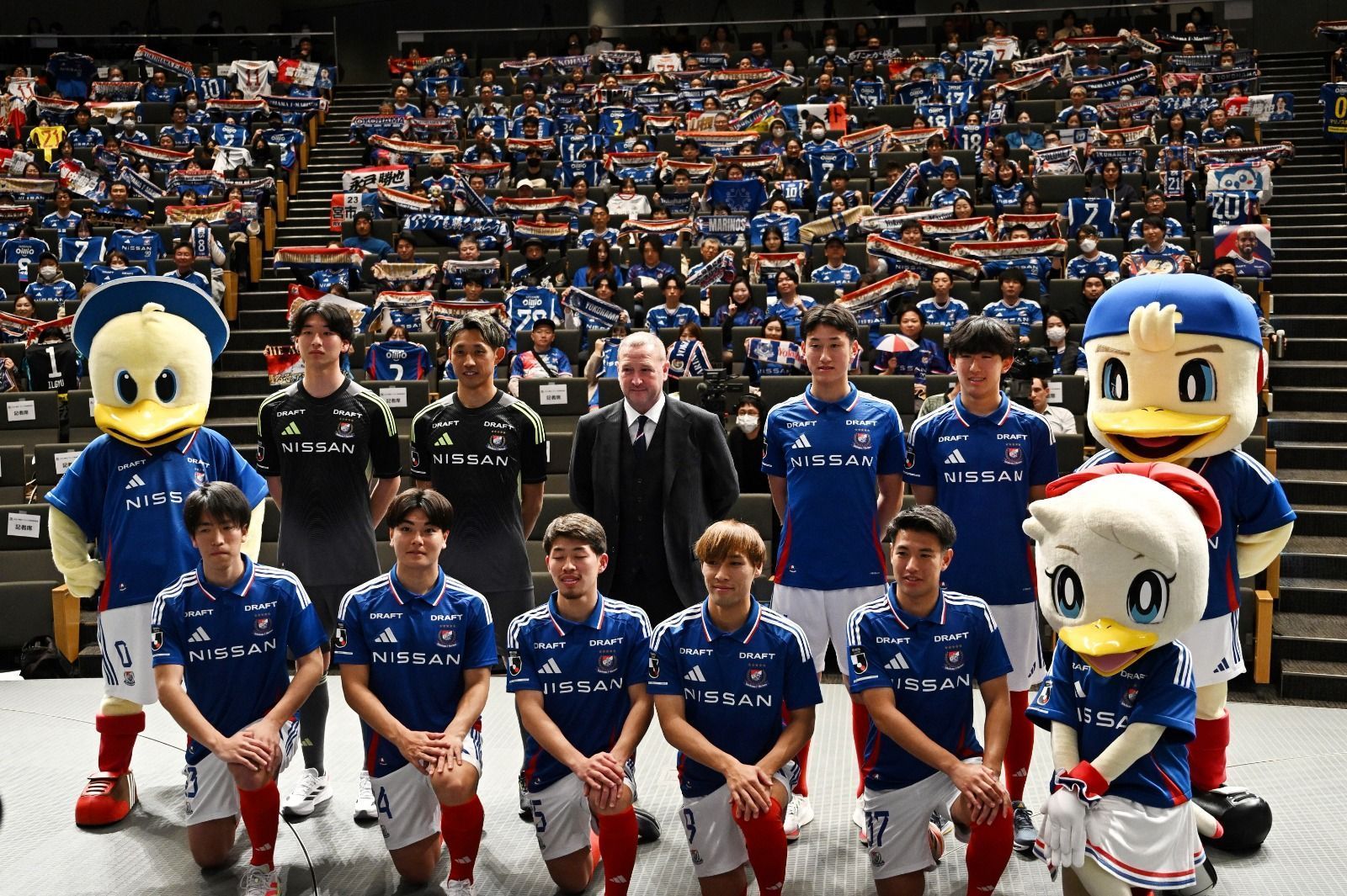 Em crise financeira, Nissan coloca time profissional de futebol à venda no Japão